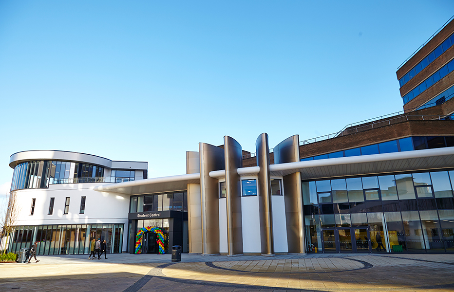 英国哈德斯菲尔德大学(合作模式:3+1+1本硕连读)